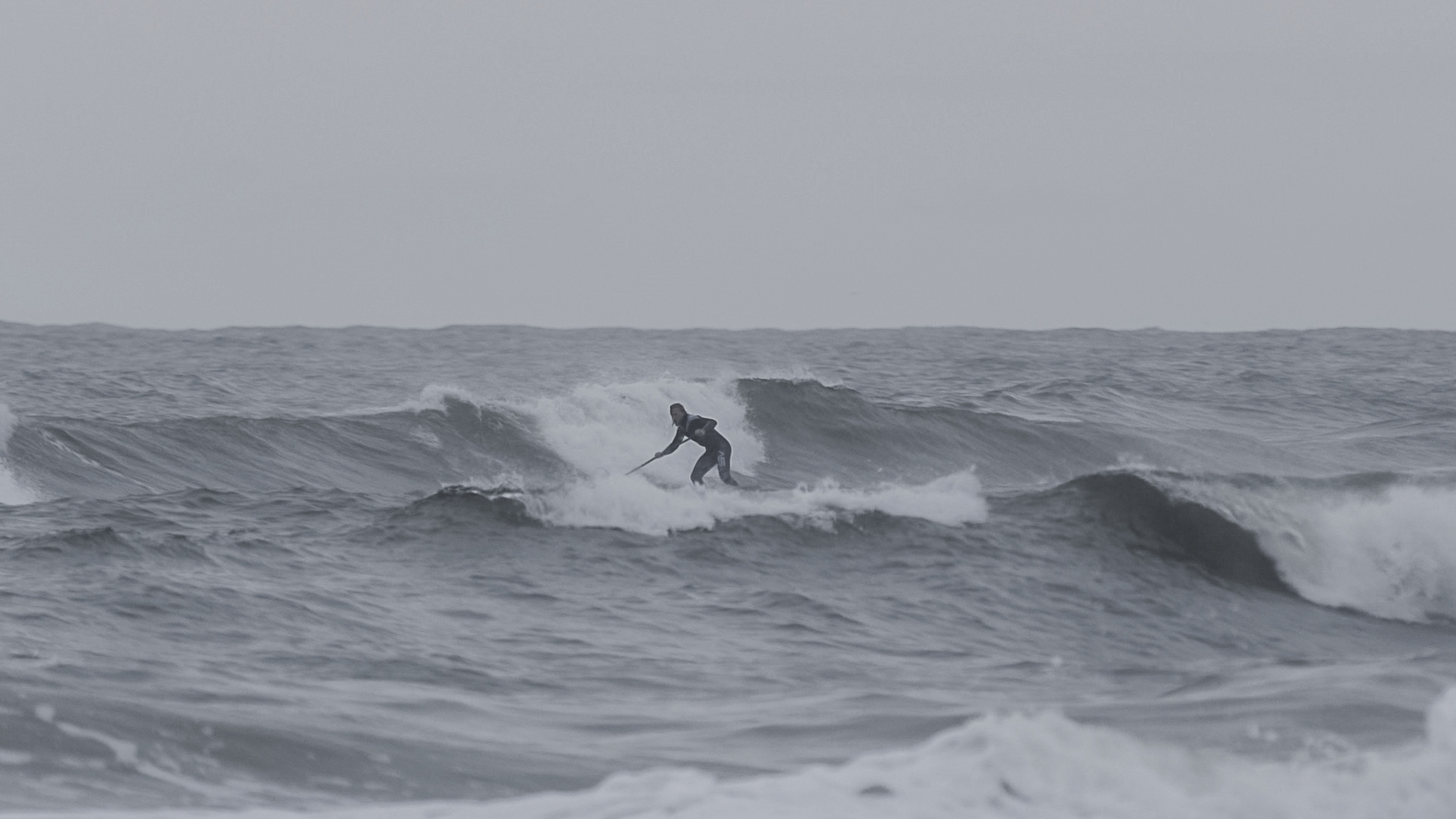 SUP in der Welle am Oststrand